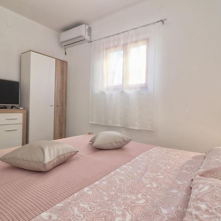 Studio Apartman Edy 3 Pula Eksteriør billede